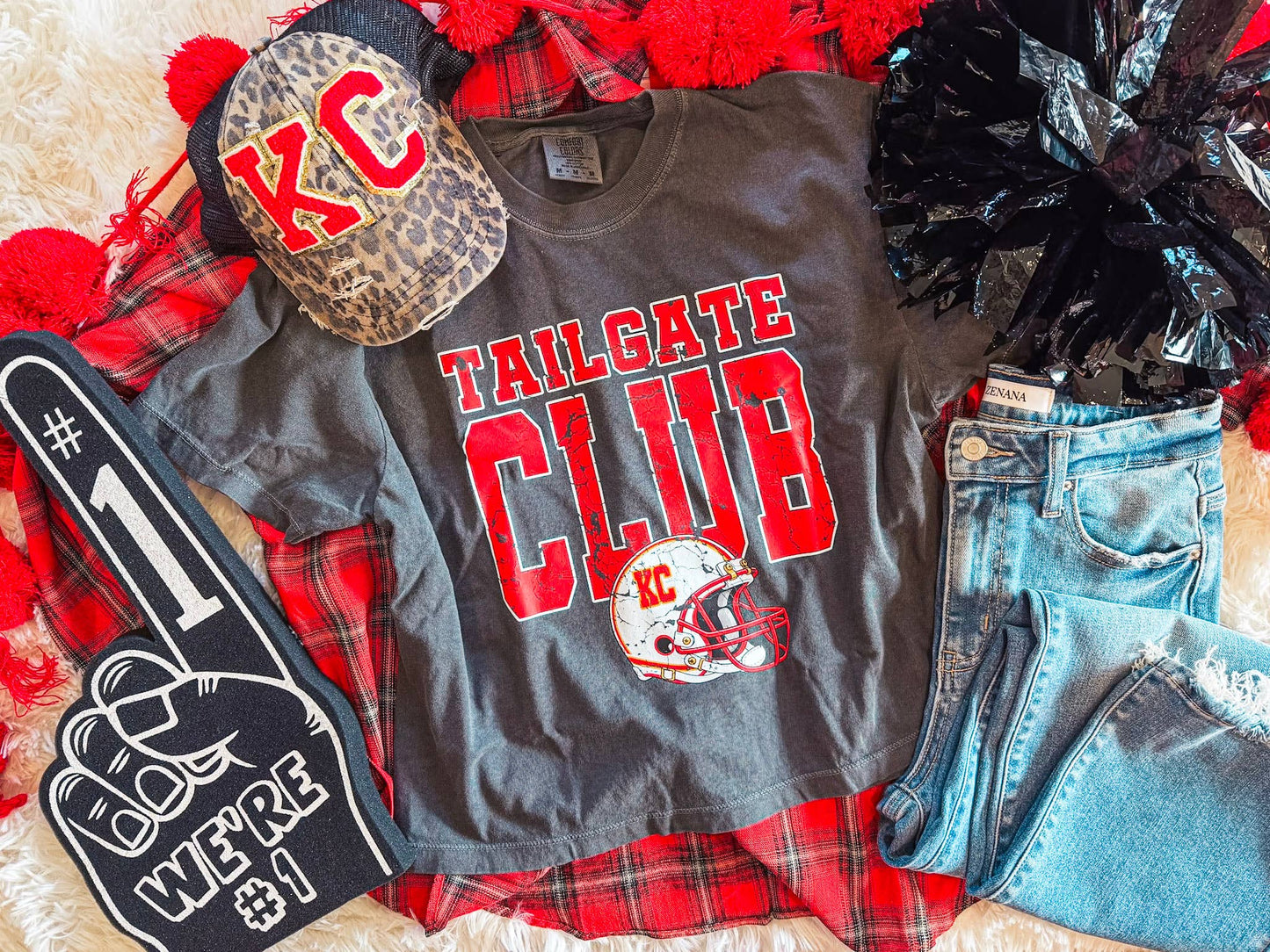 CHIEFS TAILGATE CLUB CROP TEE (PEPPER): SMALL