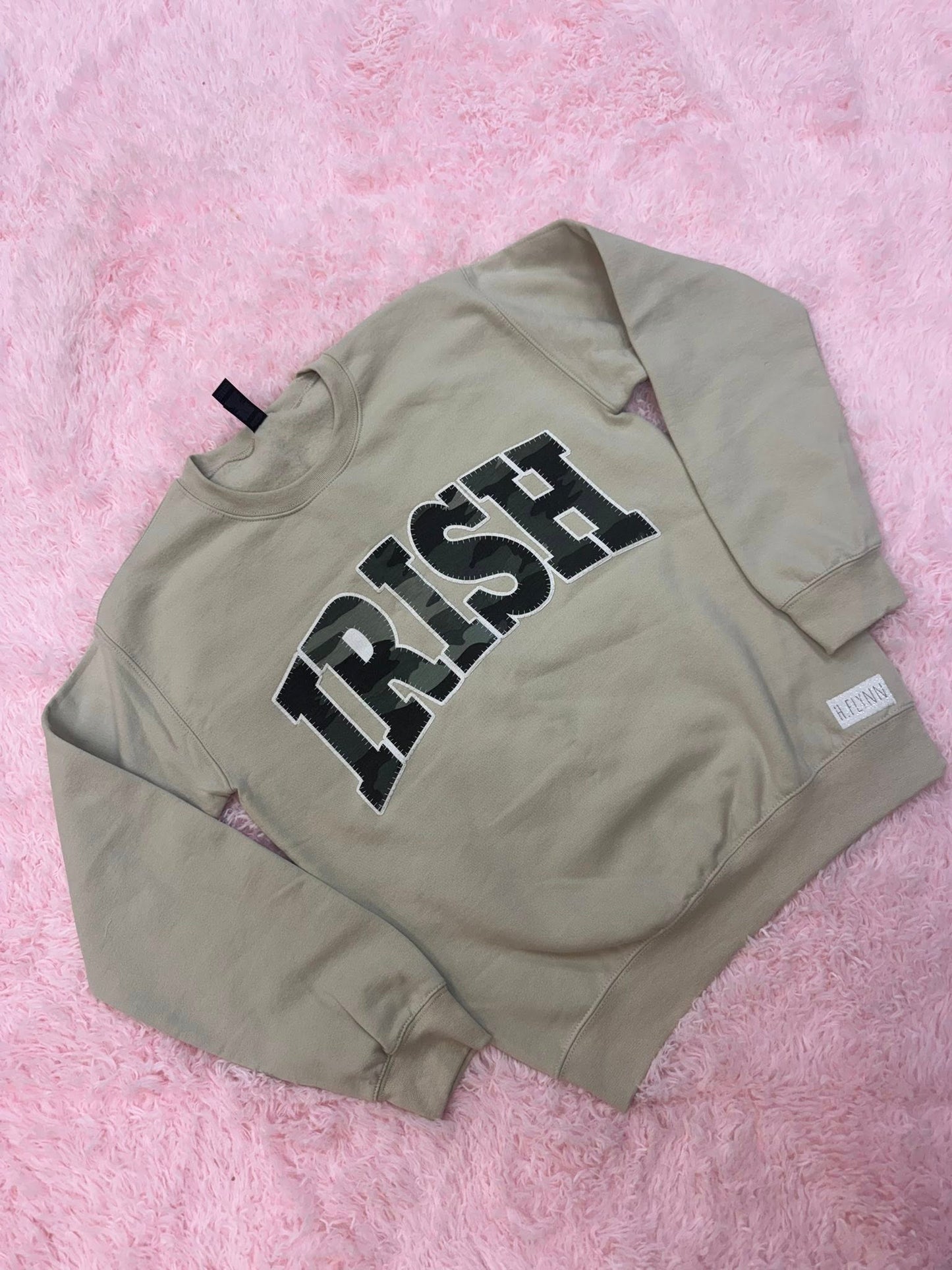 CAMO/WHITE IRISH APPLIQUE