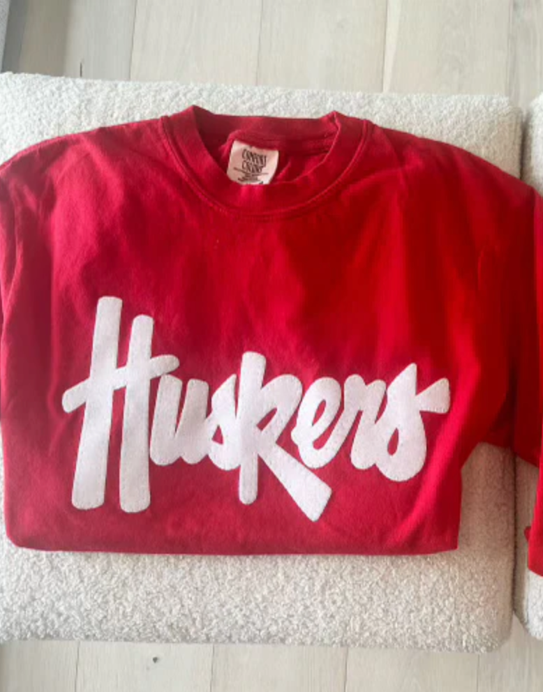 HUSKERS - CC TEE