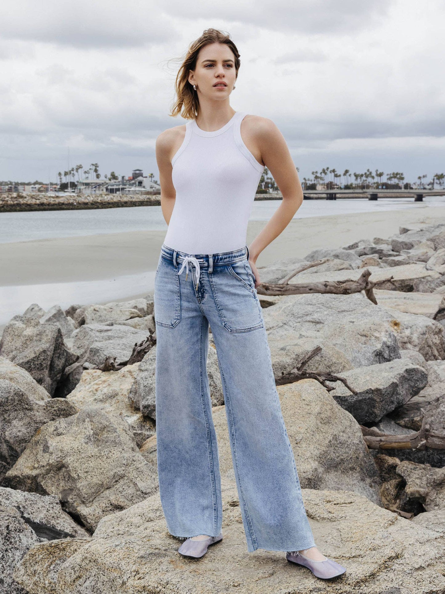 HIGH RISE DRAWSTRING WAISTBAND WIDE LEG JEANS F6065: CLEARLY / 26