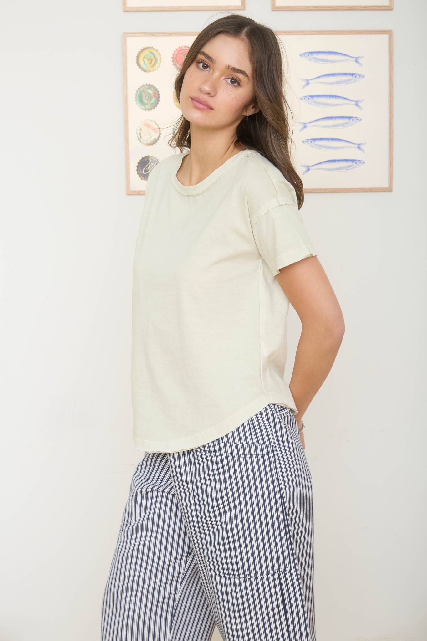 ROUND NECK SHORT SLEEVE EXPOSED SEAM KNIT TOP: MOCHA