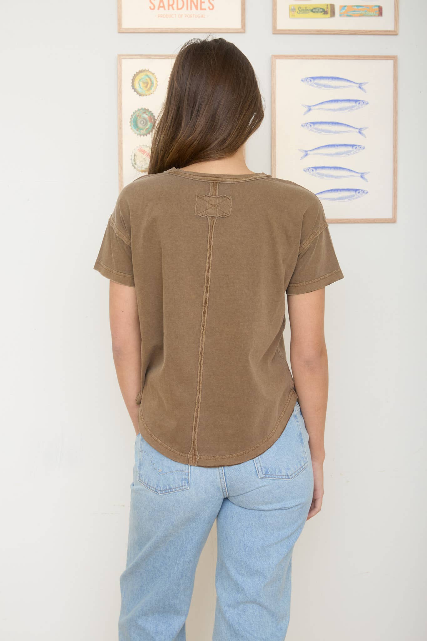 ROUND NECK SHORT SLEEVE EXPOSED SEAM KNIT TOP: MOCHA