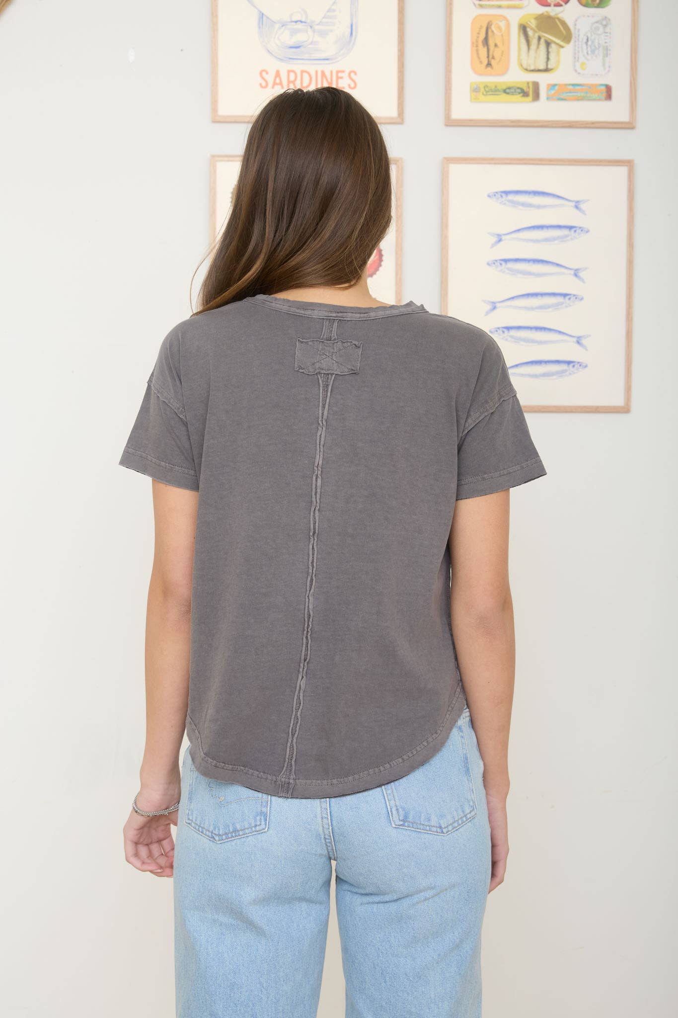 ROUND NECK SHORT SLEEVE EXPOSED SEAM KNIT TOP: MOCHA