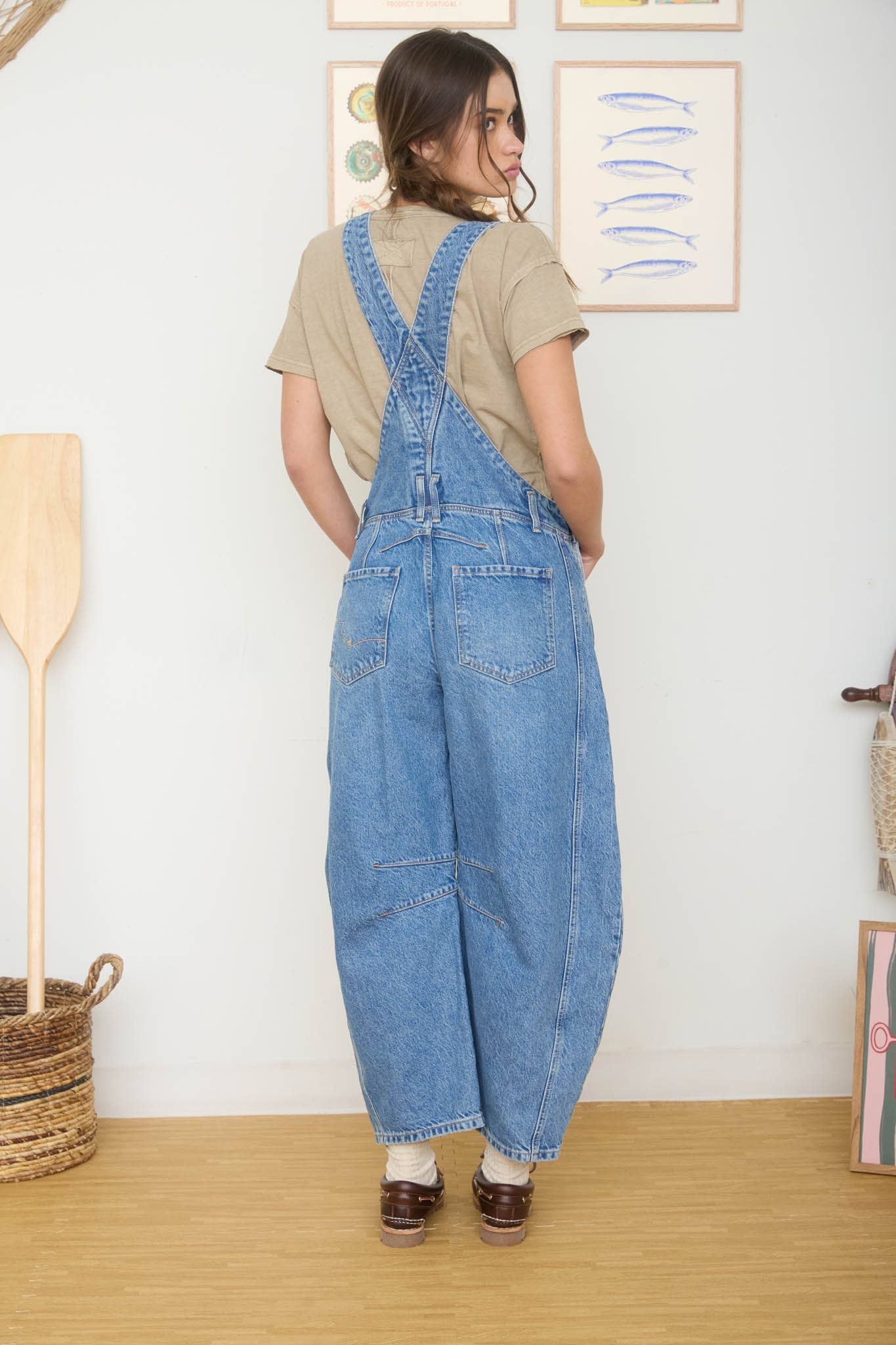 ROUND NECK SHORT SLEEVE EXPOSED SEAM KNIT TOP: MOCHA