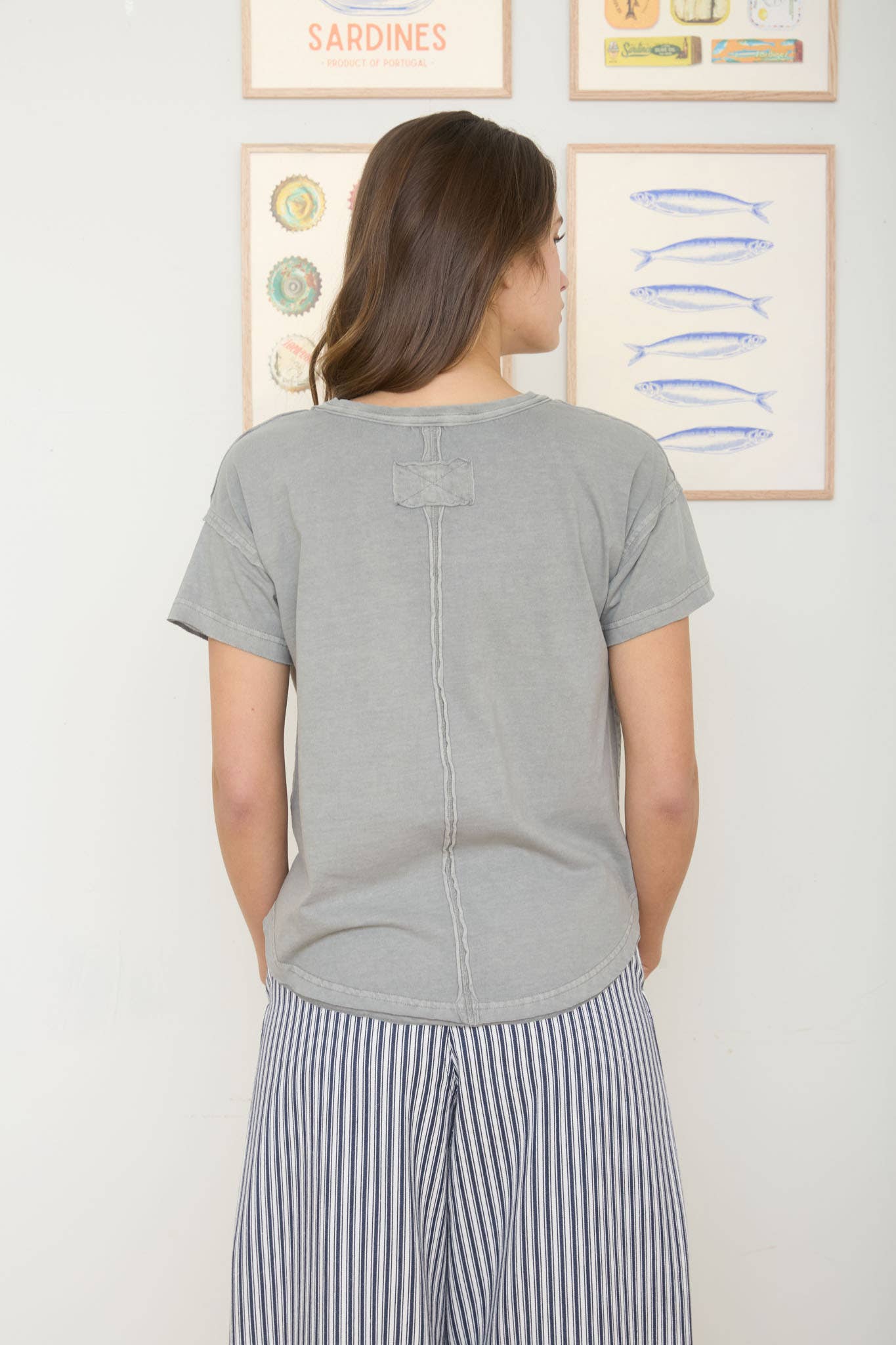 ROUND NECK SHORT SLEEVE EXPOSED SEAM KNIT TOP: MOCHA