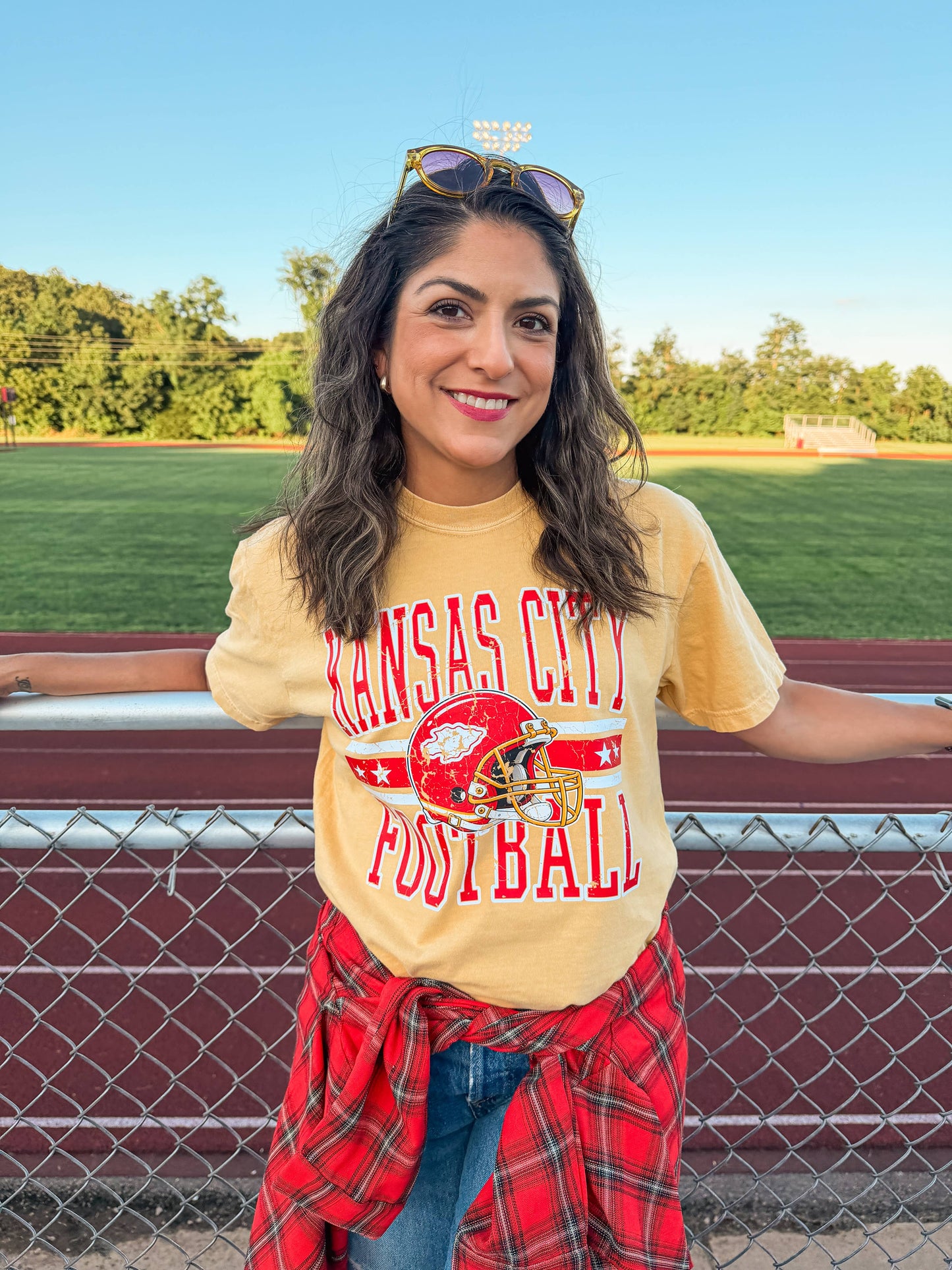 KANSAS CITY FOOTBALL TRENDY STARS TEE (MUSTARD): SMALL