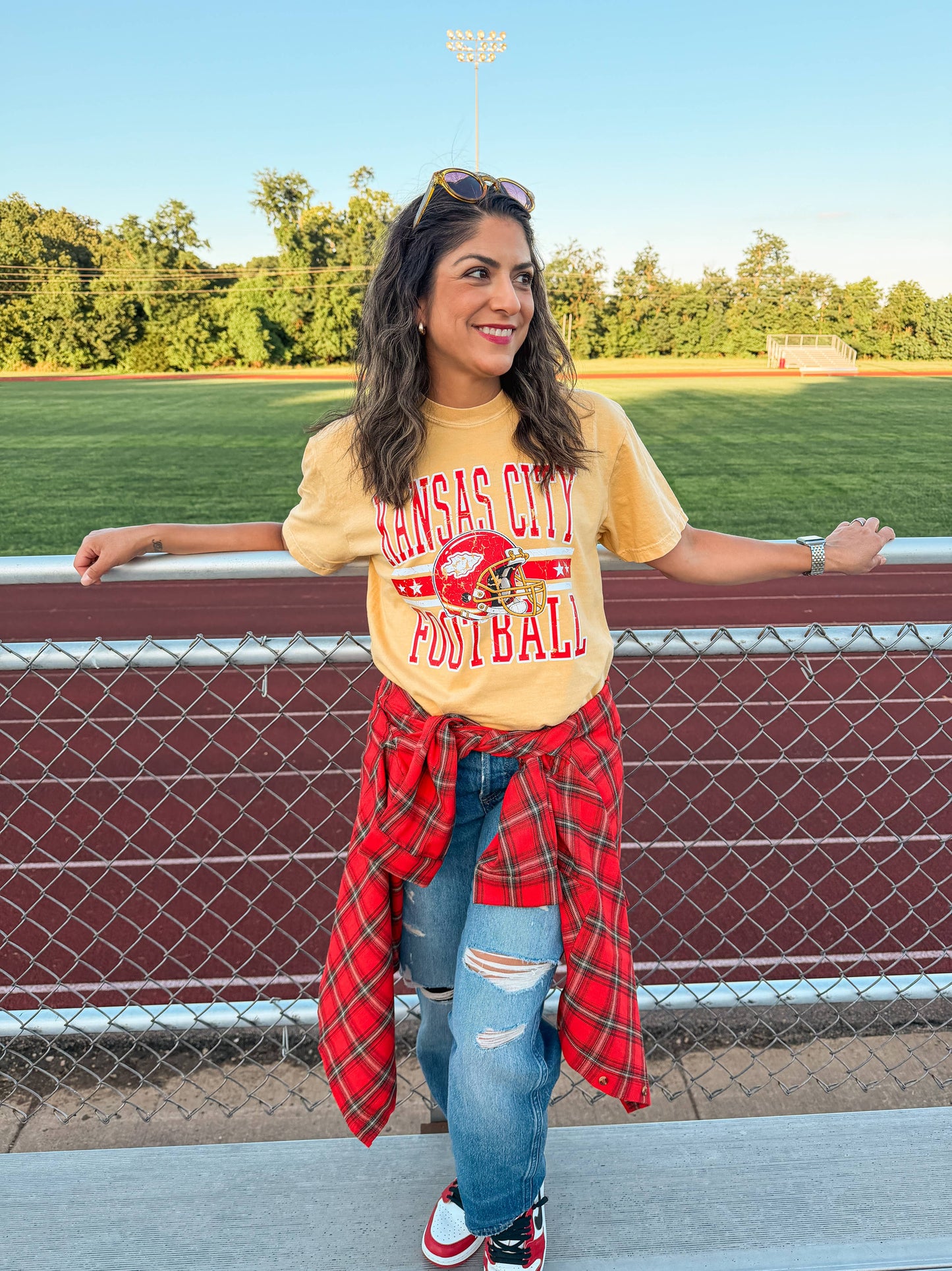 KANSAS CITY FOOTBALL TRENDY STARS TEE (MUSTARD): SMALL